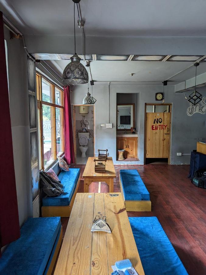 Attic Monkey Cafe & Rooms Manāli Exteriör bild