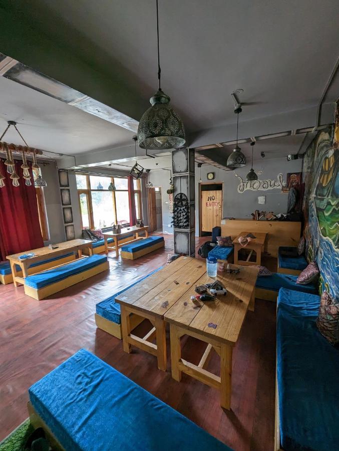 Attic Monkey Cafe & Rooms Manāli Exteriör bild