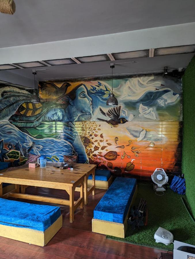 Attic Monkey Cafe & Rooms Manāli Exteriör bild