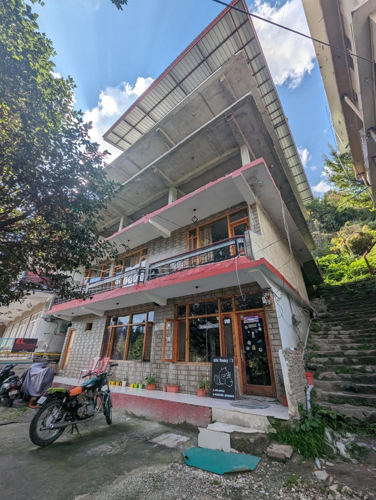 Attic Monkey Cafe & Rooms Manāli Exteriör bild